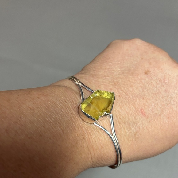 Manila’s Silver cuff Bracelet with raw citrine Stone NWT - Picture 5 of 8